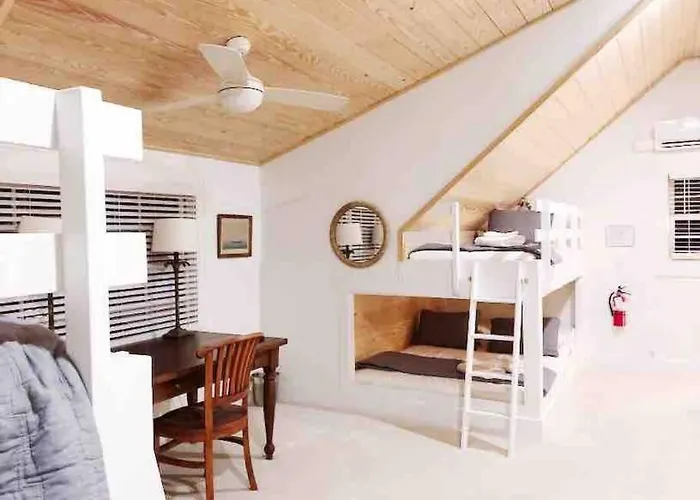 Liz Lane Cottage- Entire Guesthouse