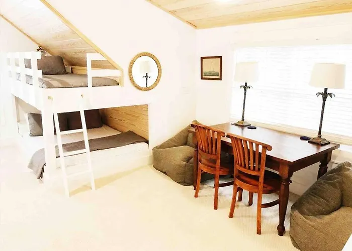 Liz Lane Cottage- Entire Guesthouse