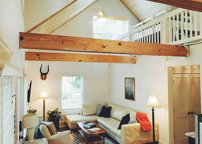 Liz Lane Cottage- Entire Guesthouse
